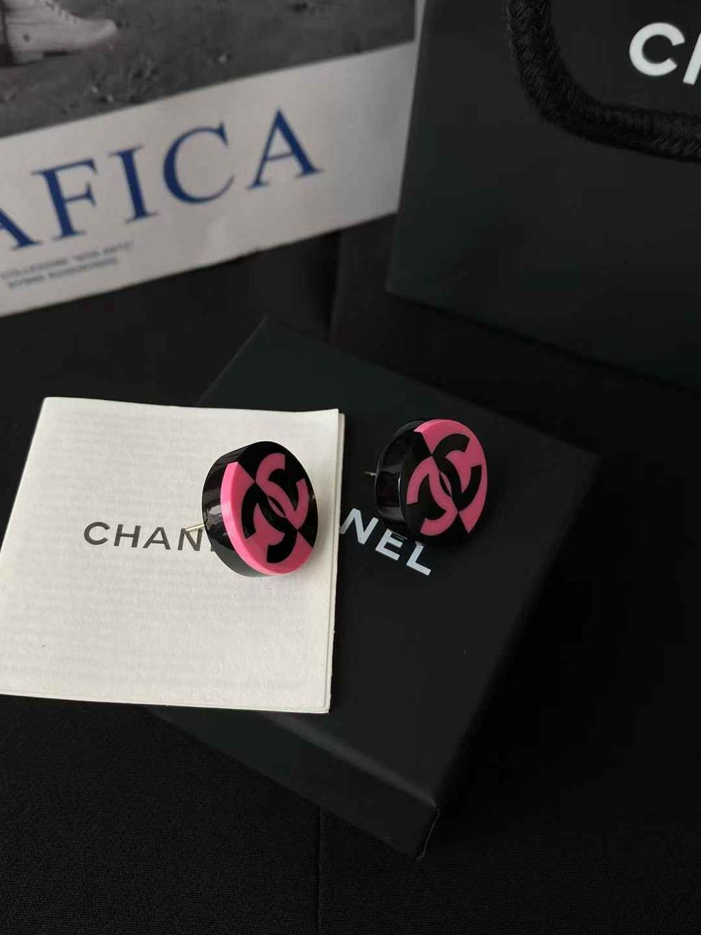 CHANEL 22S 黑粉:黑白 雙C圓形壓克力耳環2