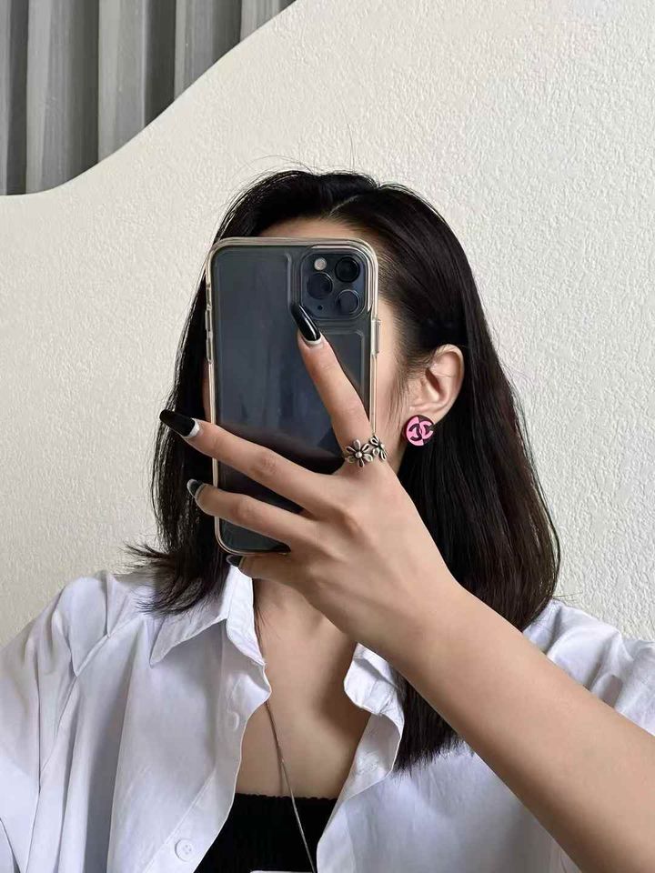 CHANEL 22S 黑粉:黑白 雙C圓形壓克力耳環6