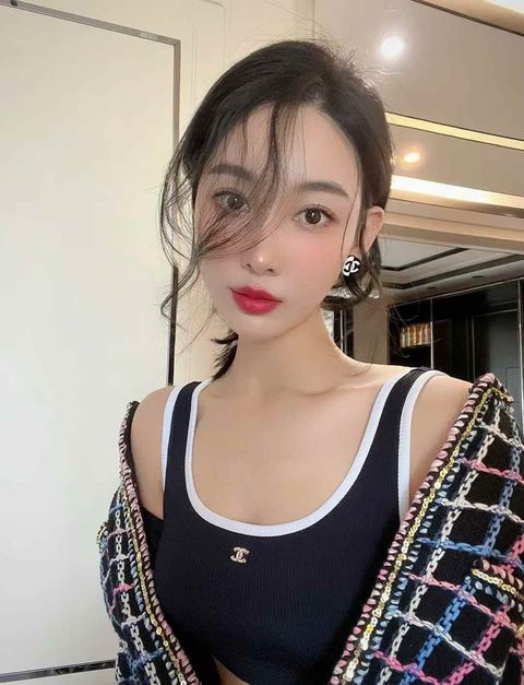 CHANEL 22S 黑粉:黑白 雙C圓形壓克力耳環13