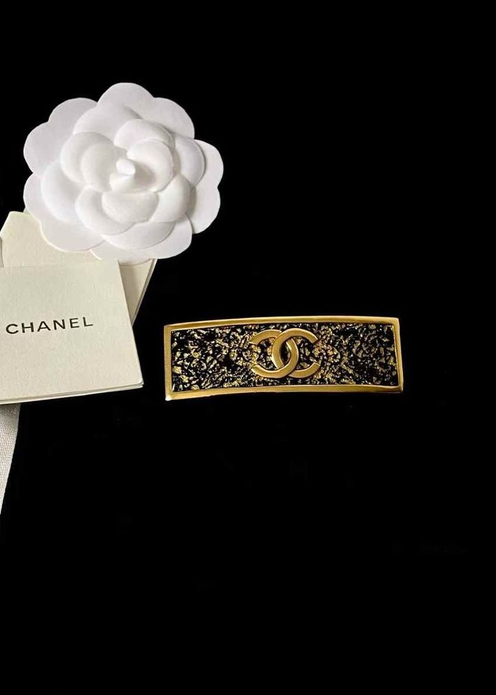 CHANEL 雙C金屬復古蛇紋髮夾1