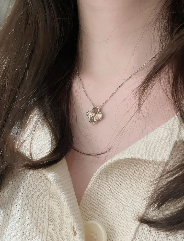 VAN CLEEF & ARPELS 聖誕限定 玫瑰金四葉草項鍊3