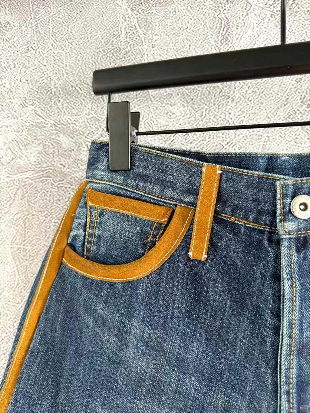 MIU MIU UPCYCLED 麂皮拼接牛仔短褲1
