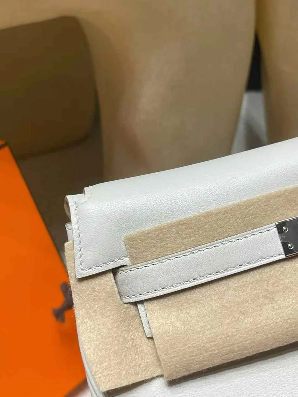HERMES KELLY MOOVE SWIFT皮 M4奶灰色 銀釦 凱莉馬鞍包5