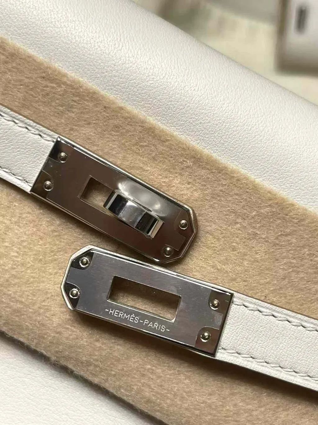HERMES KELLY MOOVE SWIFT皮 M4奶灰色 銀釦 凱莉馬鞍包6