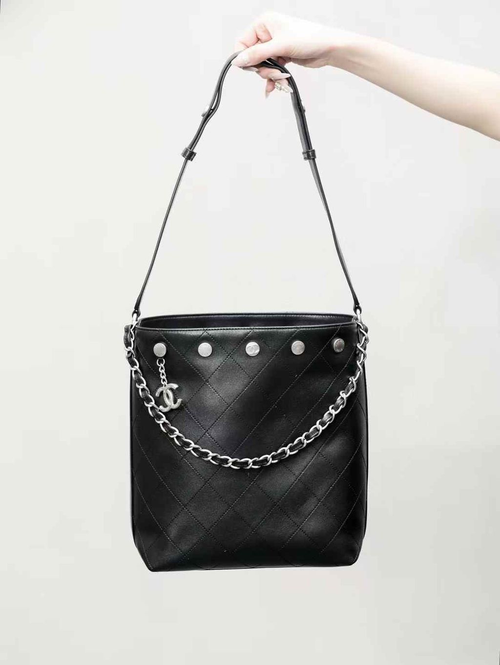CHANEL 25P HOBO 黑金水桶包 1