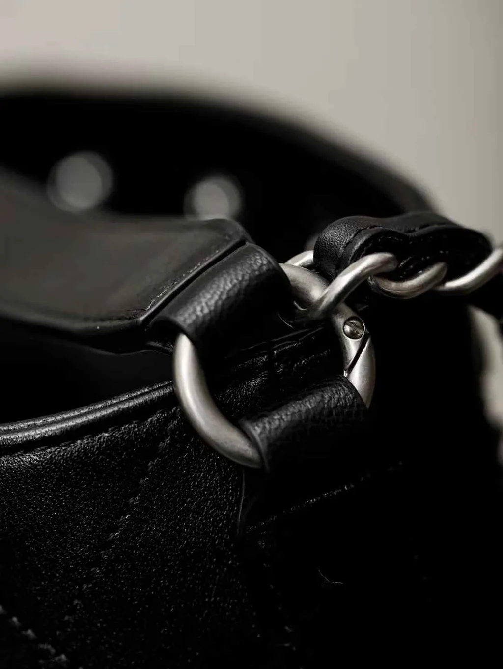 CHANEL 25P HOBO 黑金水桶包 7
