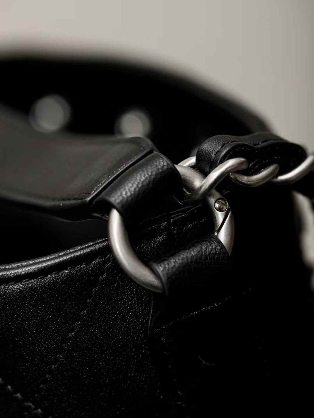 CHANEL 25P HOBO 黑金水桶包 7