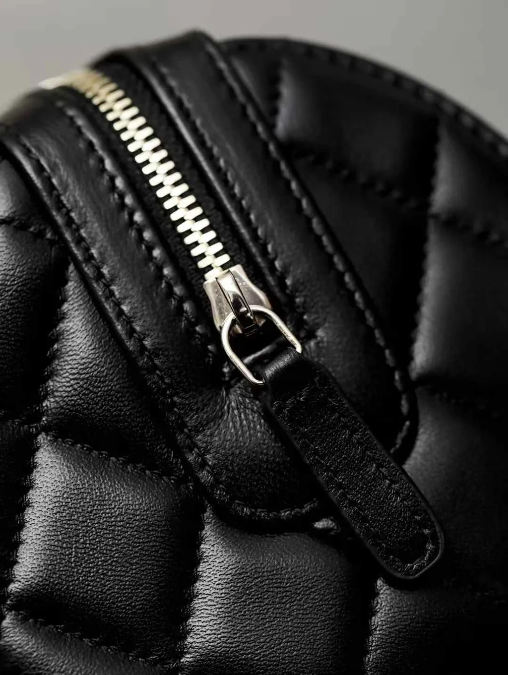 CHANEL 25C MINI 波士頓保齡球枕頭包7