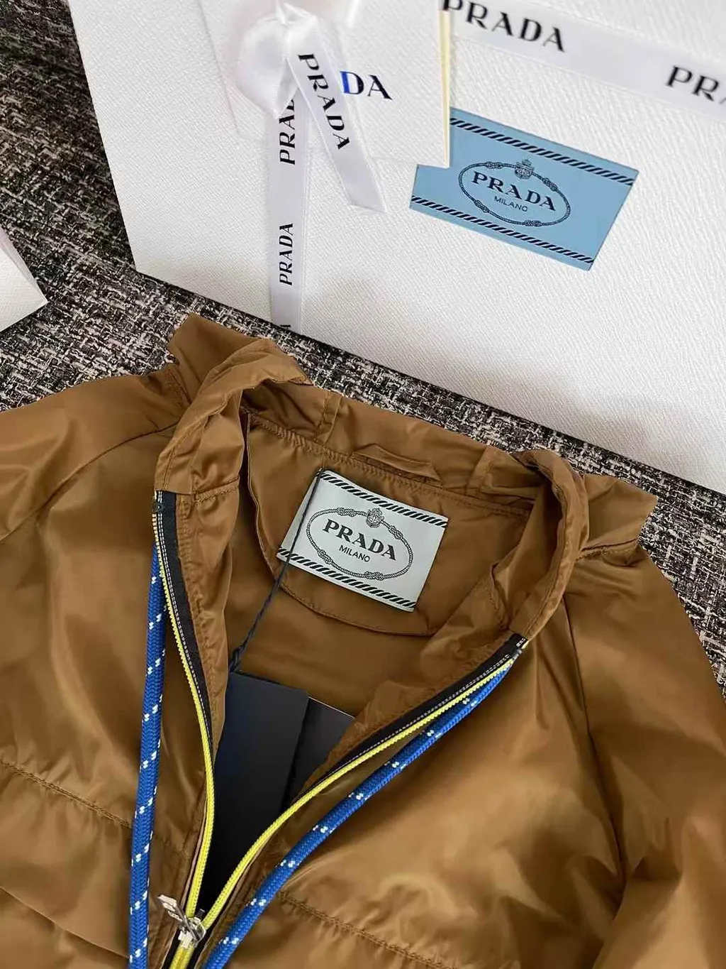 PRADA 撞色抽繩連帽拉鍊尼龍外套 棕色3