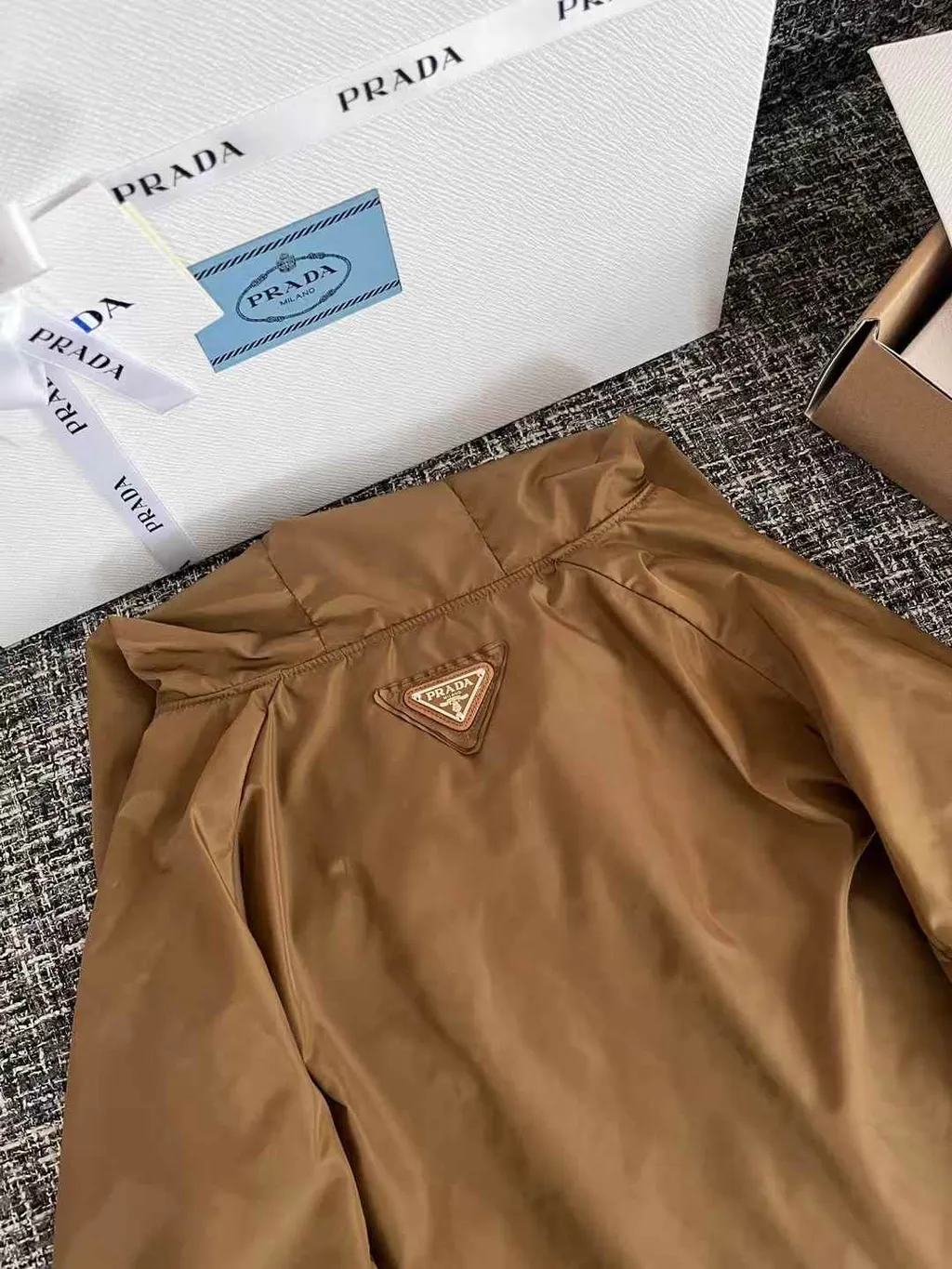 PRADA 撞色抽繩連帽拉鍊尼龍外套 棕色7