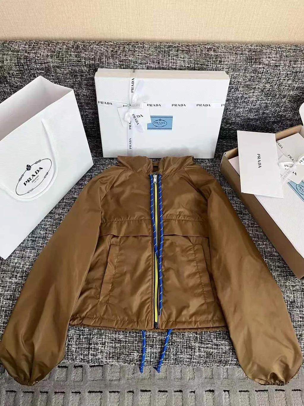 PRADA 撞色抽繩連帽拉鍊尼龍外套 棕色1