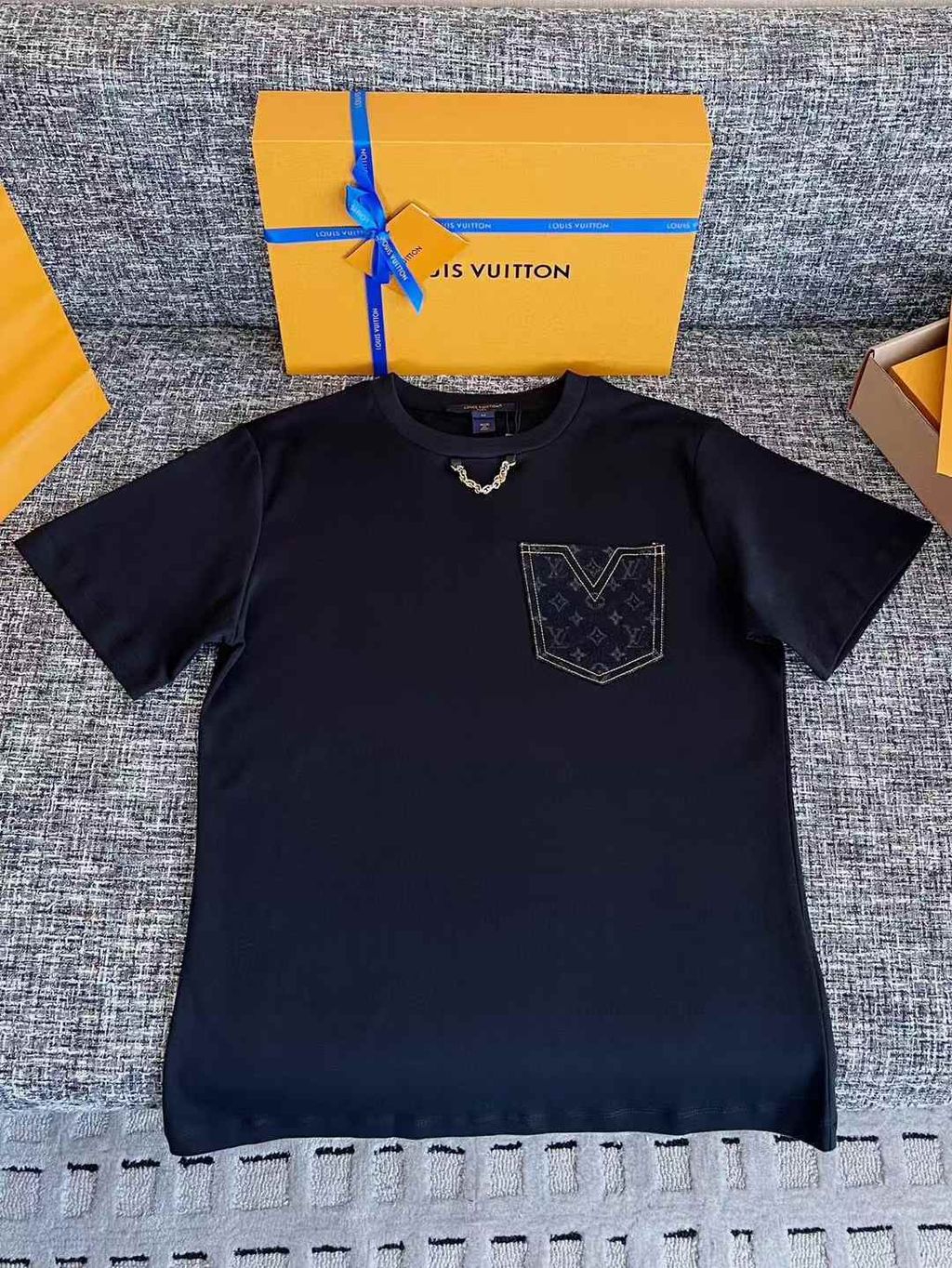 LV MONOGRAM 老花口袋鏈帶短袖上衣 1AGT03