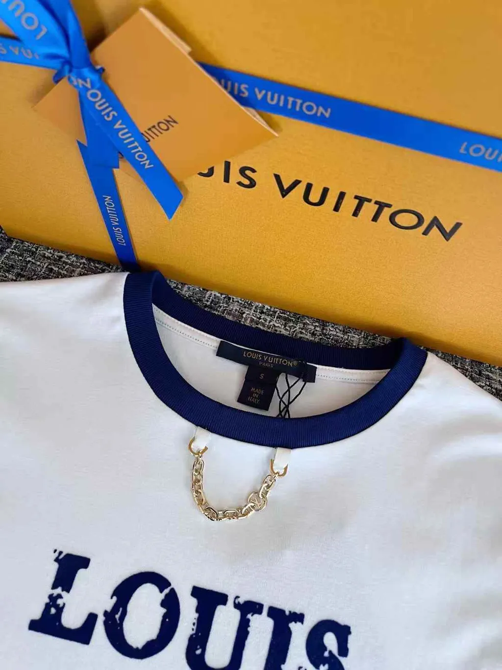LV LOUIS 4 VUITTON 復古字母鏈帶短袖上衣 1AGKC3二