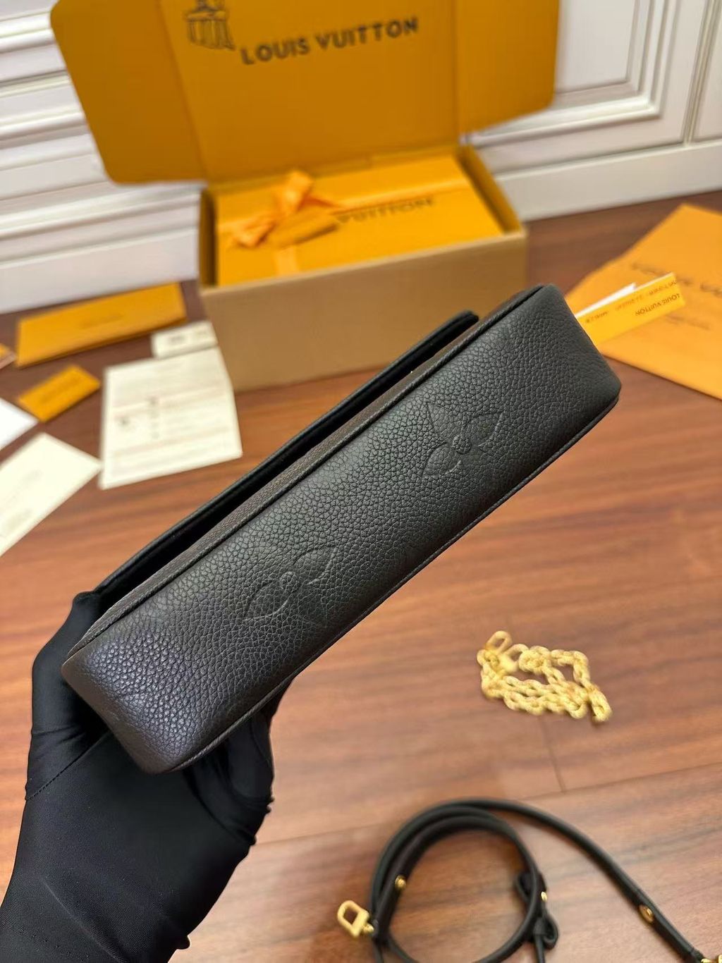 LV WALLET ON CHAIN IVY 壓紋款 黑色 M8215411