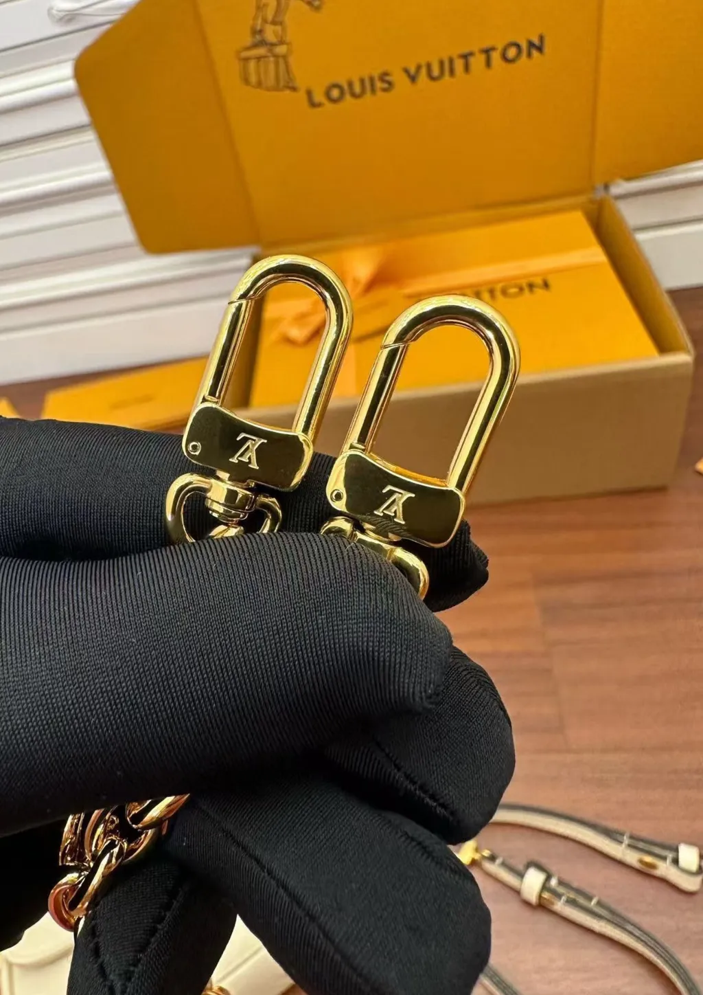 LV WALLET ON CHAIN IVY 壓紋款 黑色 M8215413