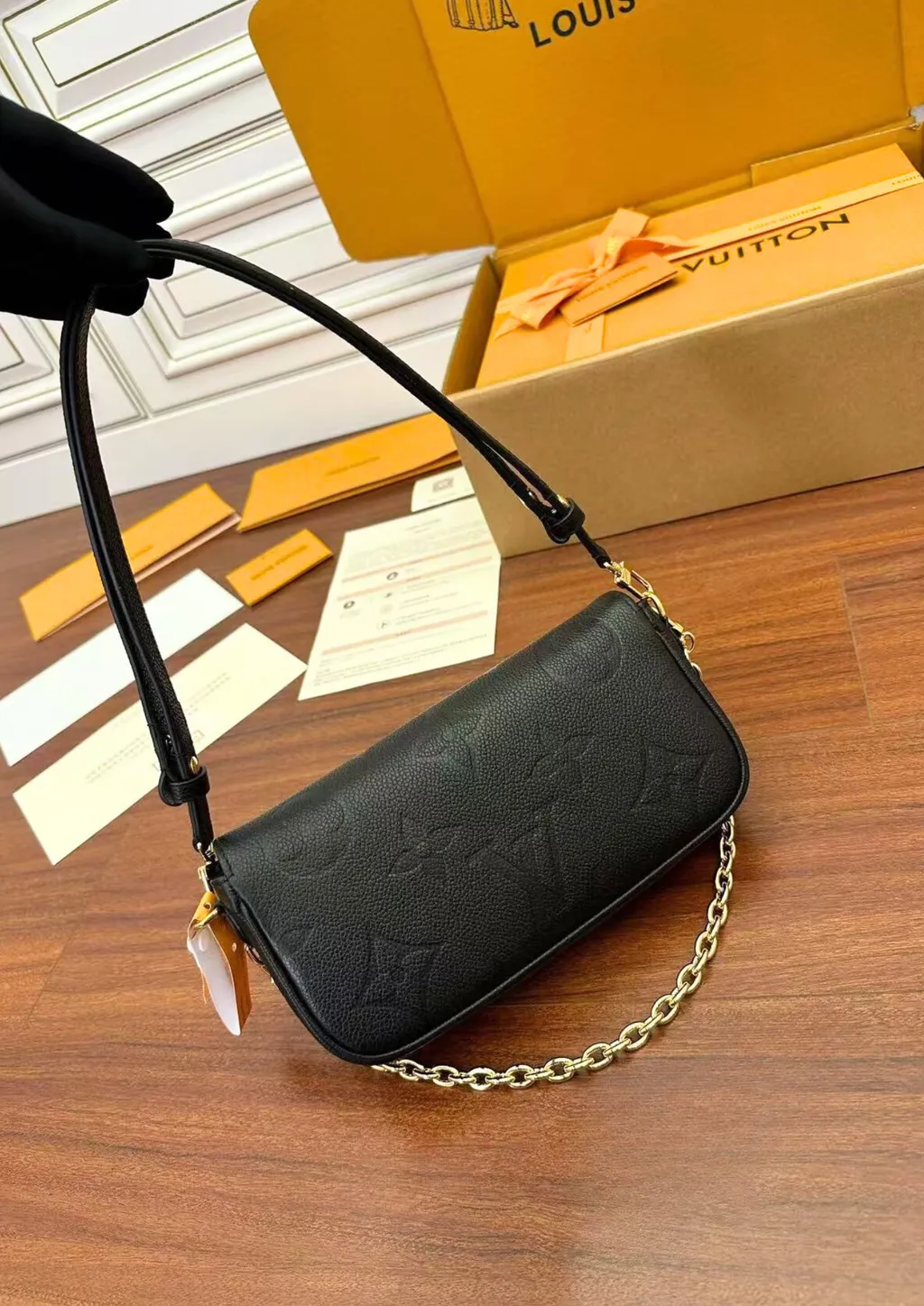 LV WALLET ON CHAIN IVY 壓紋款 黑色 M821541