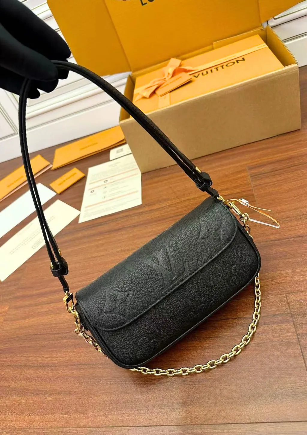 LV WALLET ON CHAIN IVY 壓紋款 黑色 M8215412