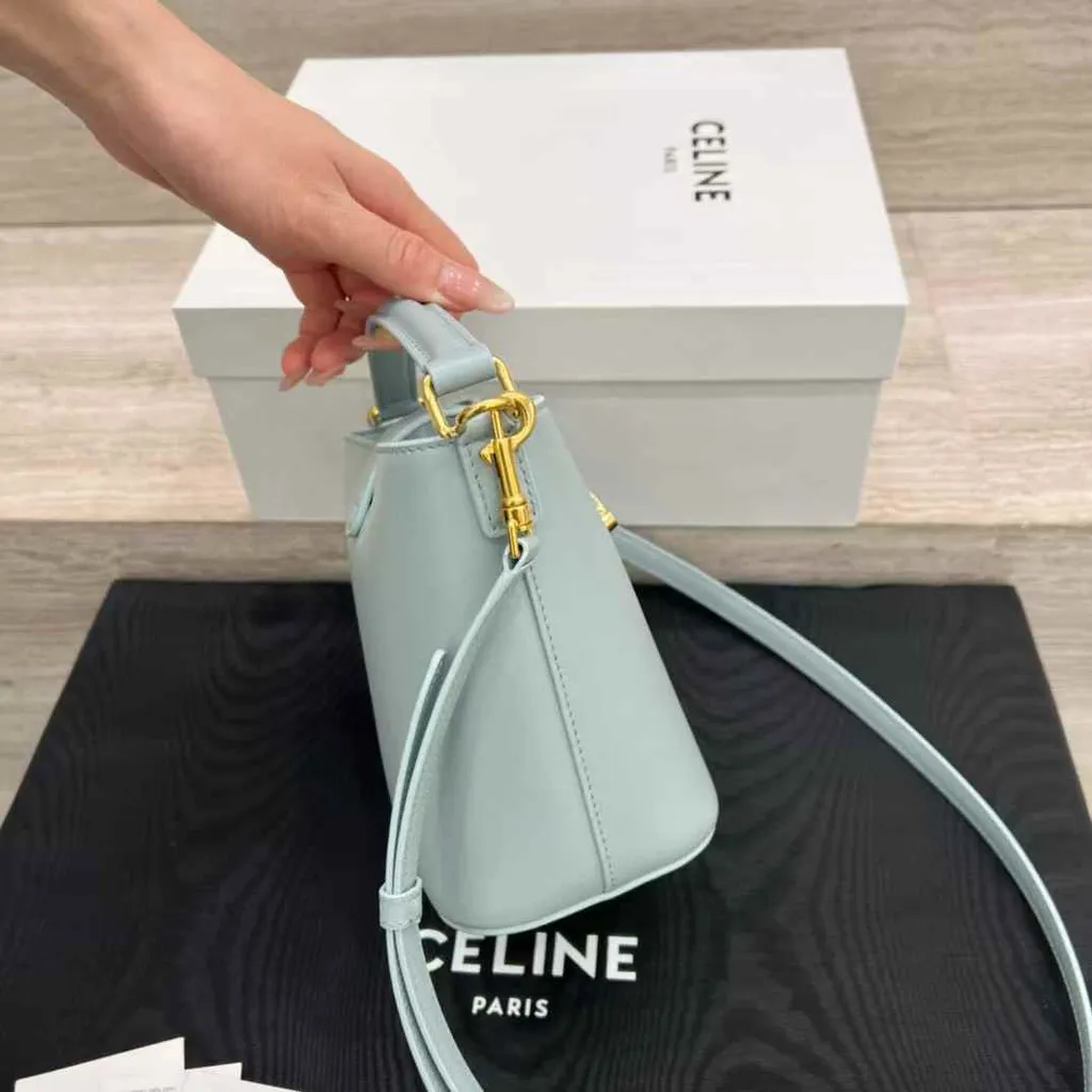 CELINE MINI LOUISE 光滑牛皮革迷你水桶包 冰藍色 14.44.26