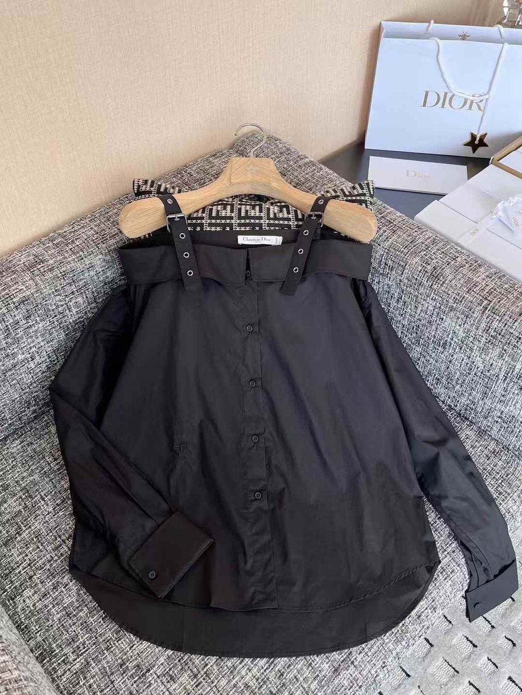 DIOR 一字肩吊帶長袖襯衫 兩色 17.22.39