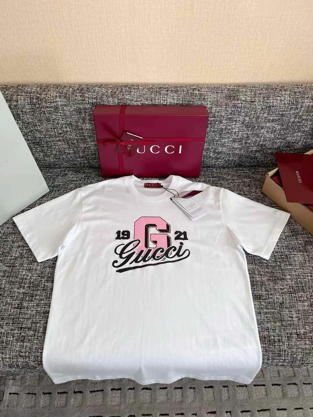 GUCCI 1921粉色字母草寫字體短袖上衣  12.08.34
