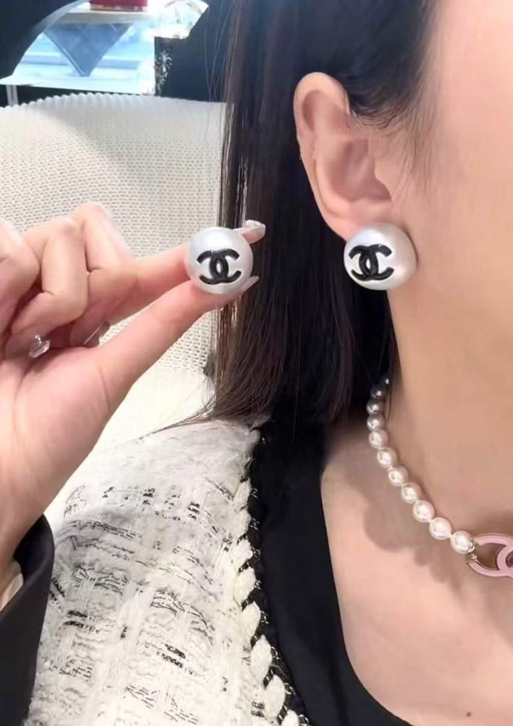 CHANEL 25P 黑珐琅雙C珍珠圓形耳環 