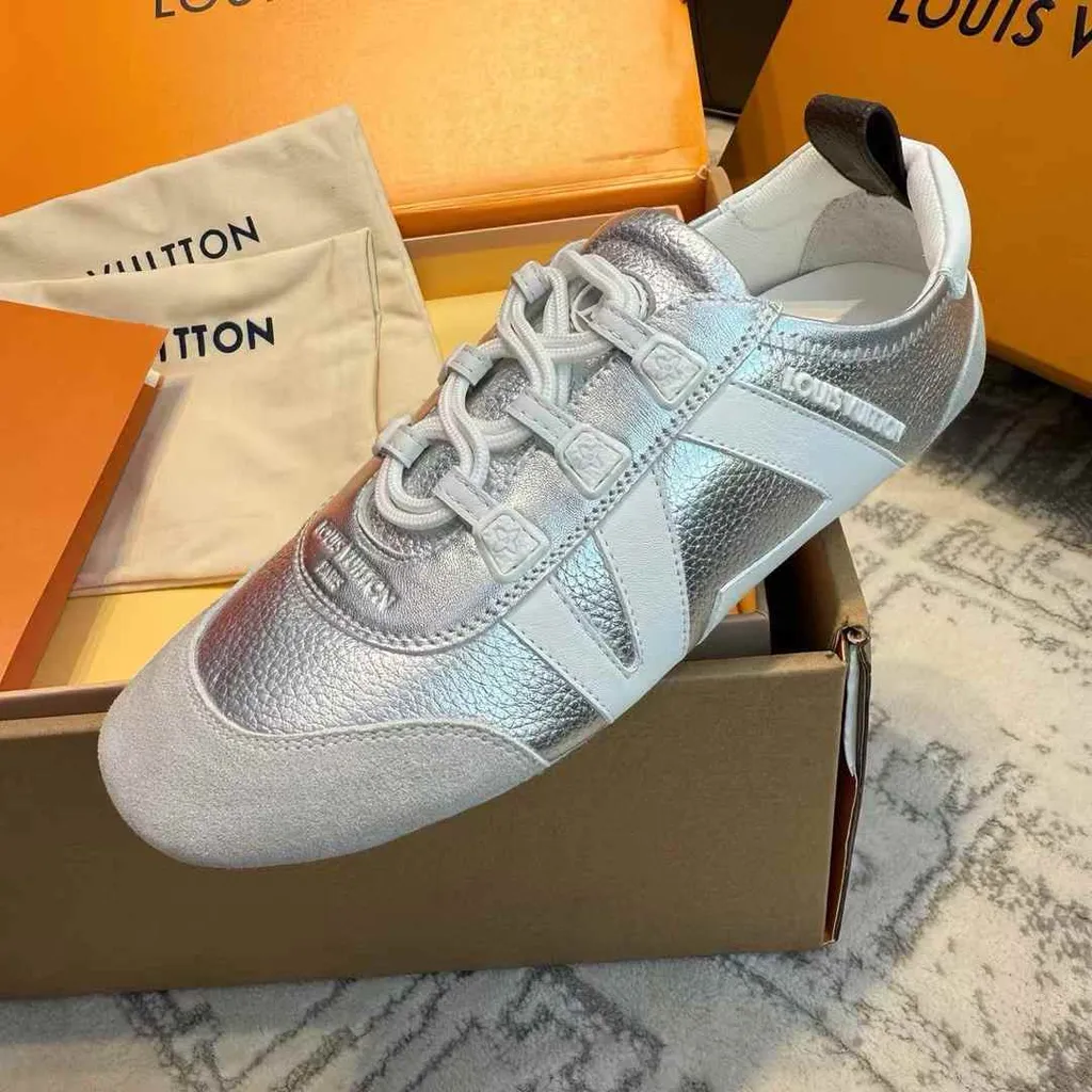 LV SNEAKERINA 德訓鞋 銀色 10.39.32