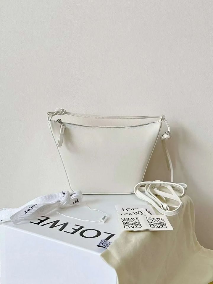 LOEWE HAMMOCK HOBO吊床包 白色