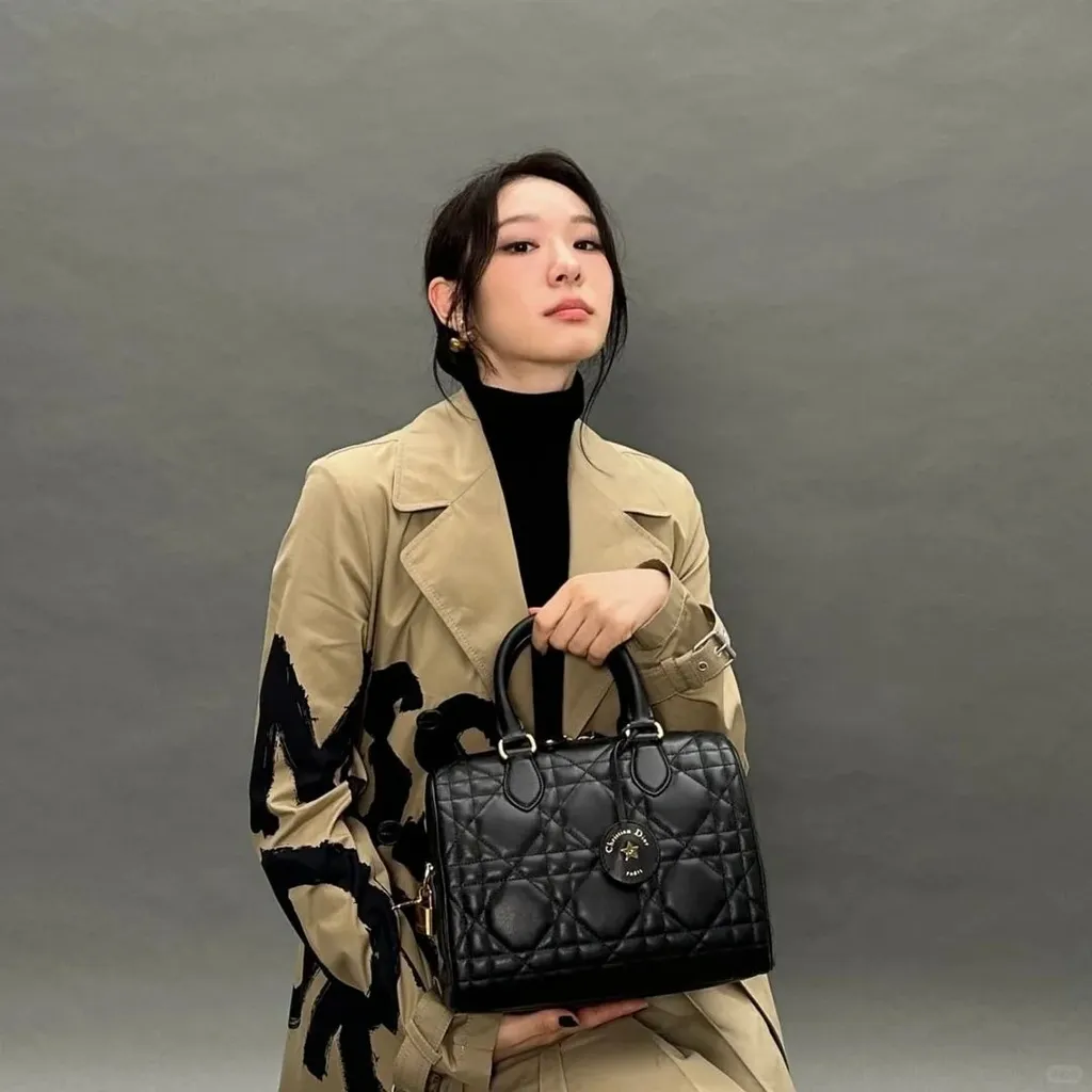 0811金妍儿 IG更新图Dior Groove Bag🖤_5_我讨厌面包_来自小红书网页版