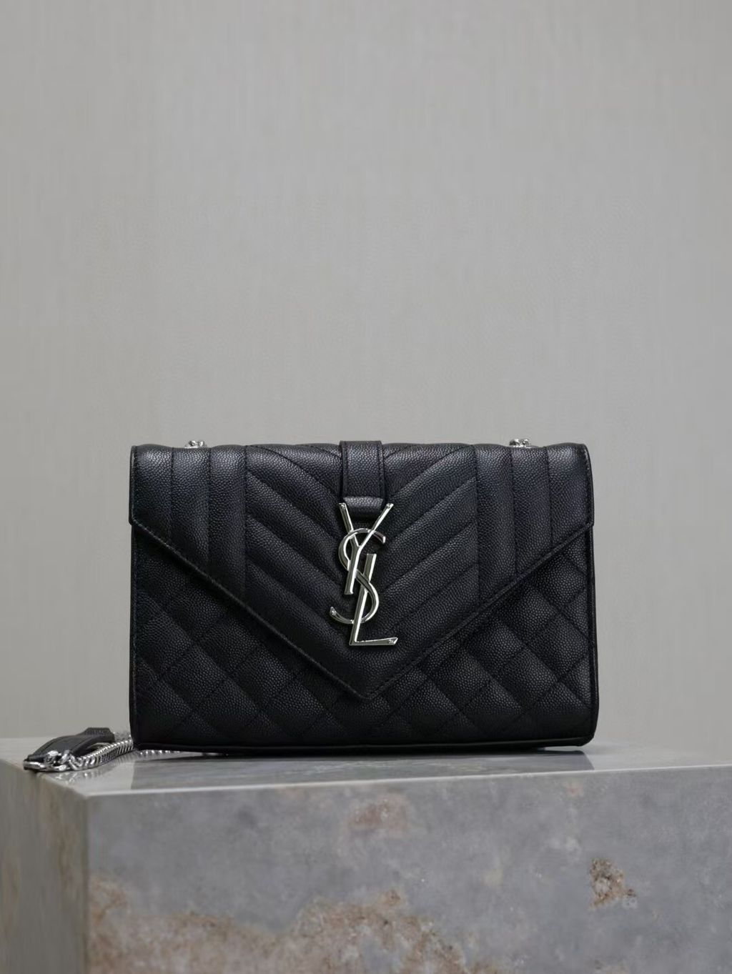 YSL ENVELOPE 粒面絎縫皮革信封袋 黑銀款 