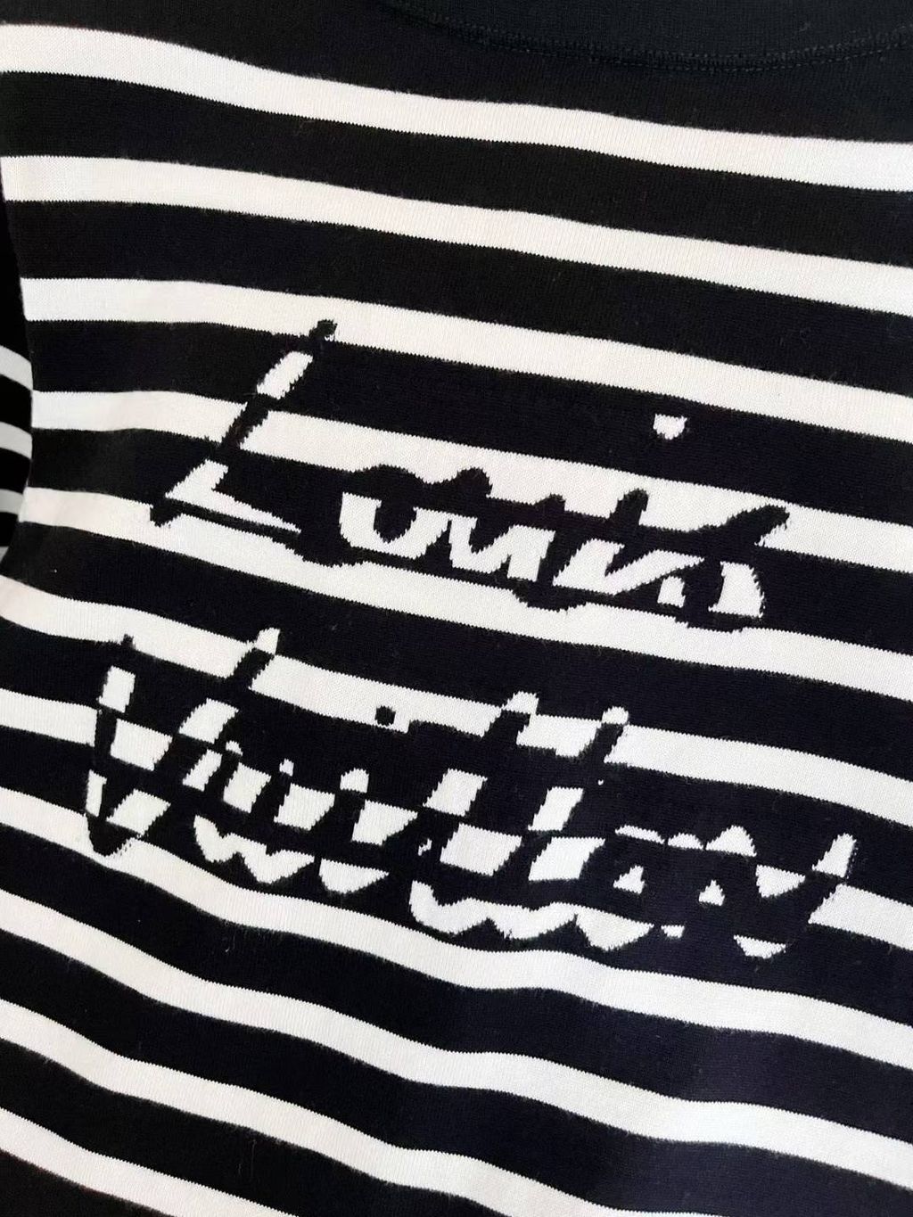 LV 草寫字母條紋針織上衣 兩色12.55.28