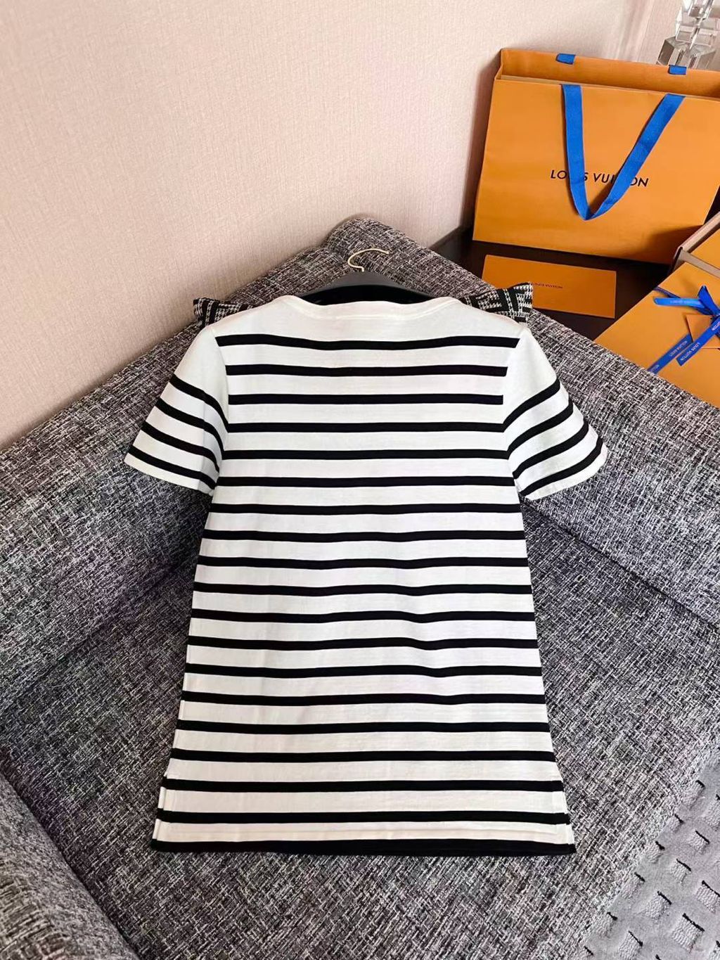 LV 草寫字母條紋針織上衣 兩色12.55.43
