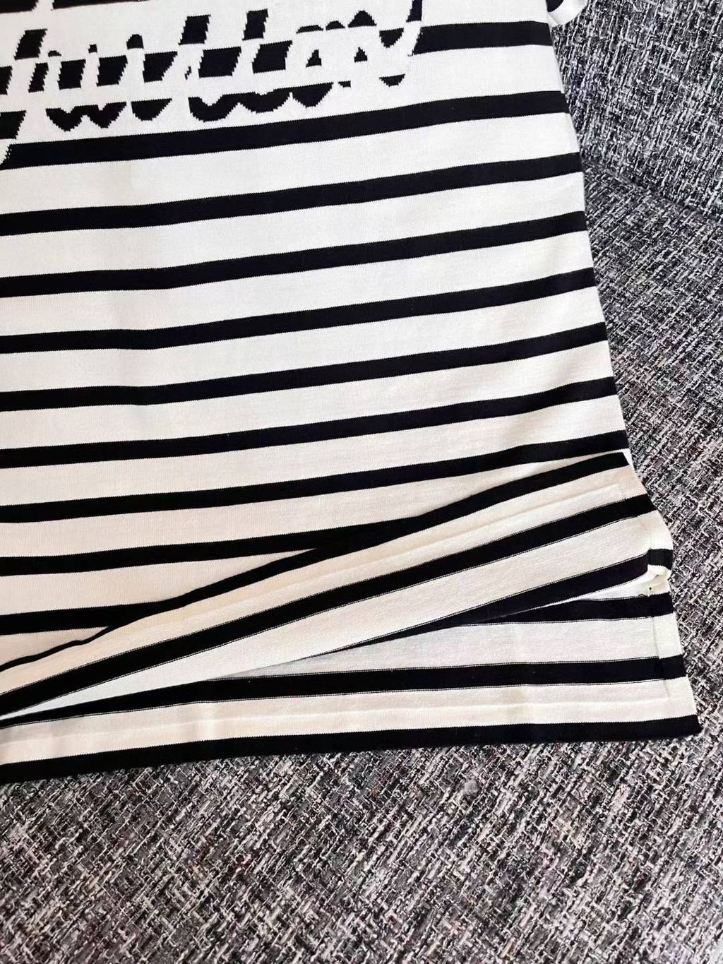 LV 草寫字母條紋針織上衣 兩色12.55.40 1