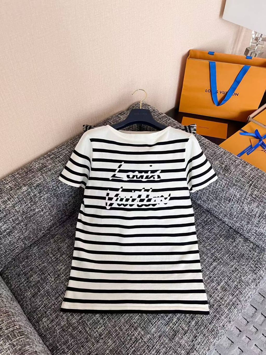 LV 草寫字母條紋針織上衣 兩色12.55.37