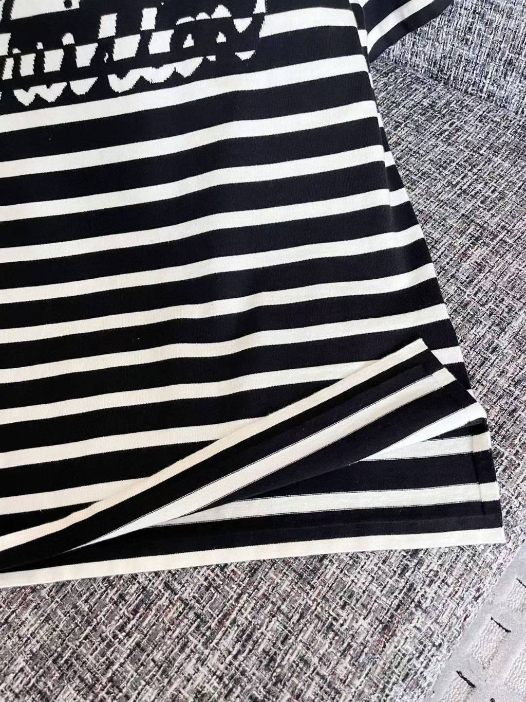 LV 草寫字母條紋針織上衣 兩色12.55.30