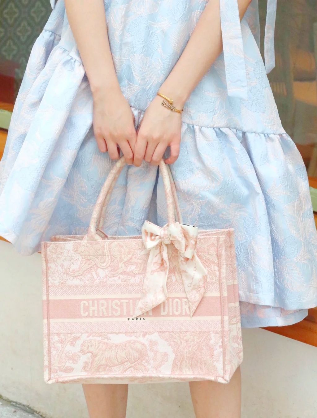 OOTD丨Dior tote 限量粉太少女啦🎀_1_咖喱略_来自小红书网页版