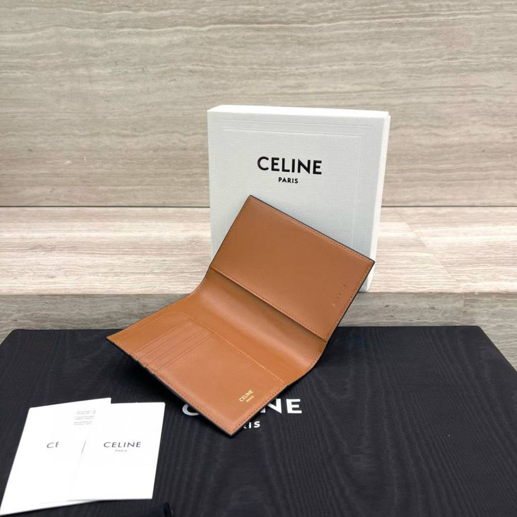 CELINE 標誌印花護照套  17.16.42