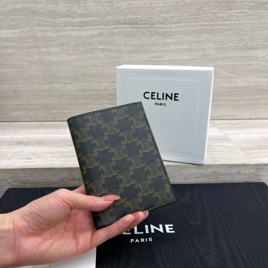 CELINE 標誌印花護照套  17.16.43