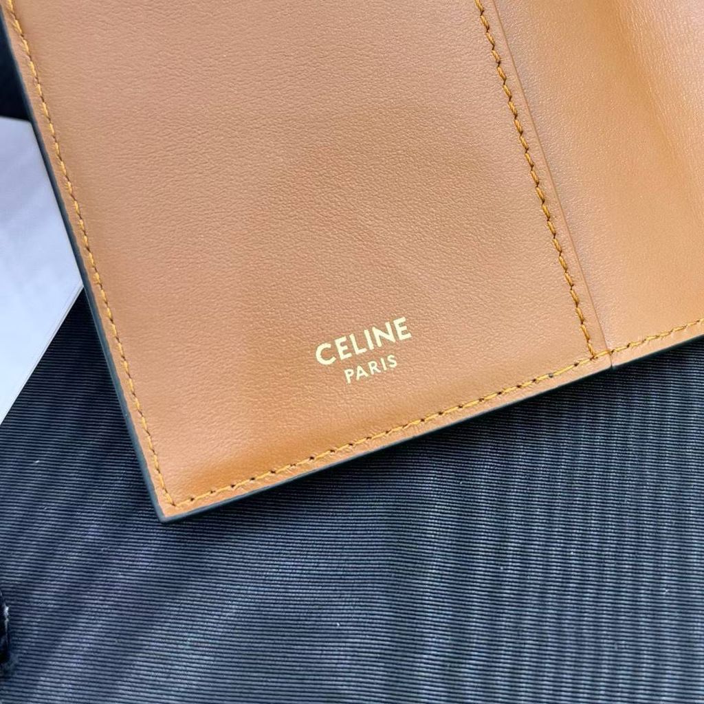 CELINE 標誌印花護照套  17.16.44