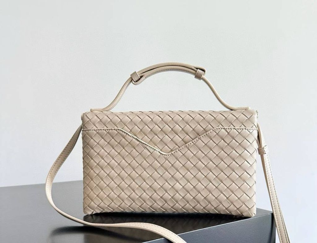 BOTTEGA VENETA KNOT LOCK 金屬繩索釦編織包 杏色 11.30.17