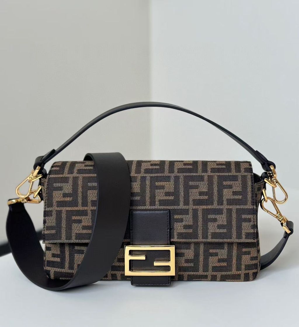 Fendi 法棍包5