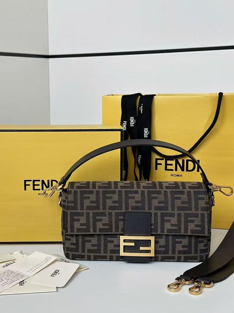 Fendi 法棍包3