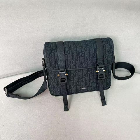 Dior 2025 郵差包9