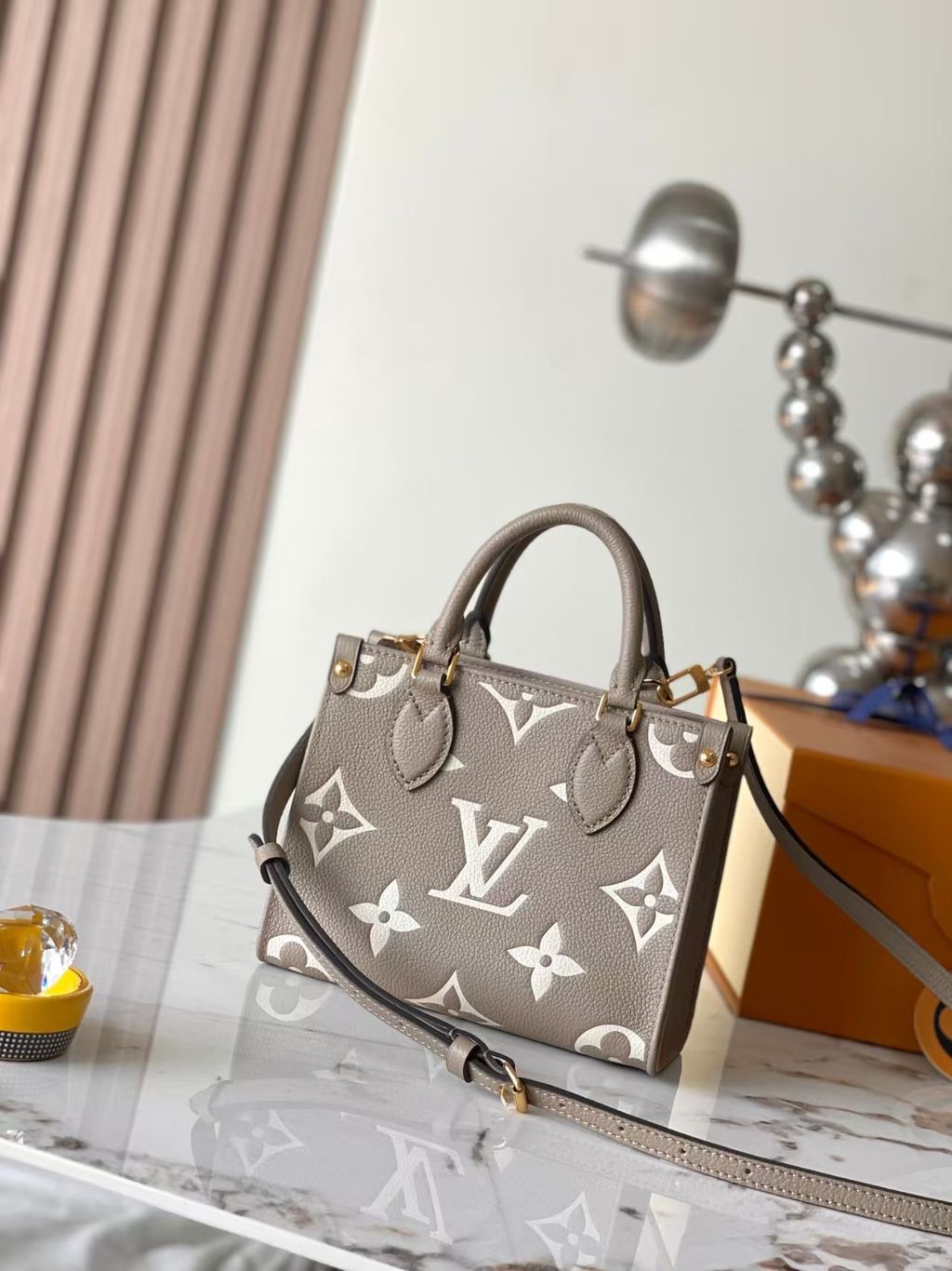 LV ONTHEGO BB 手袋 大象灰 M470544