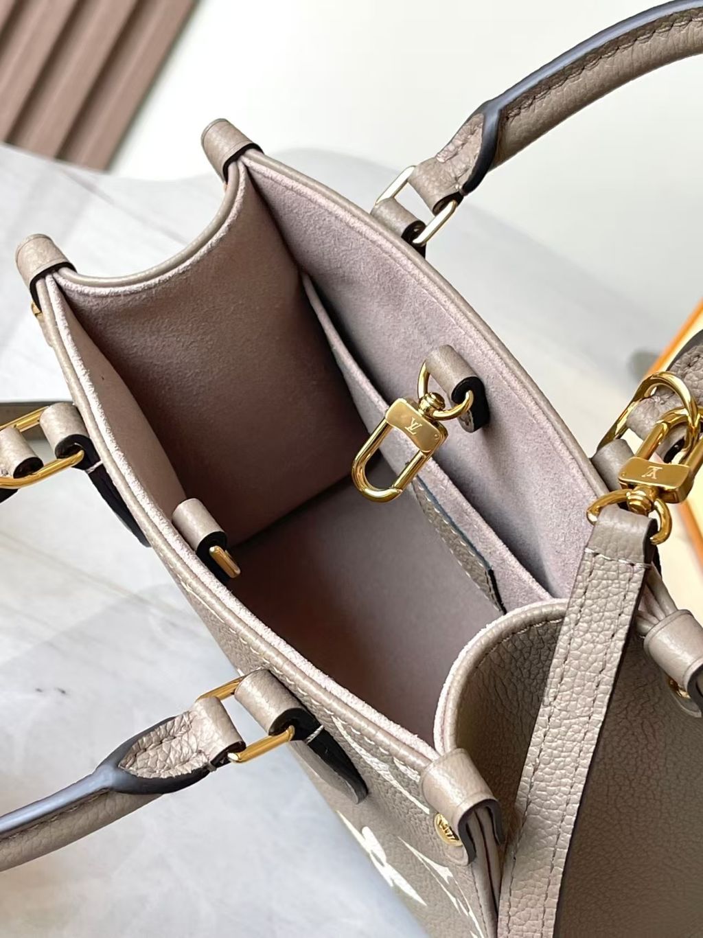 LV ONTHEGO BB 手袋 大象灰 M470542
