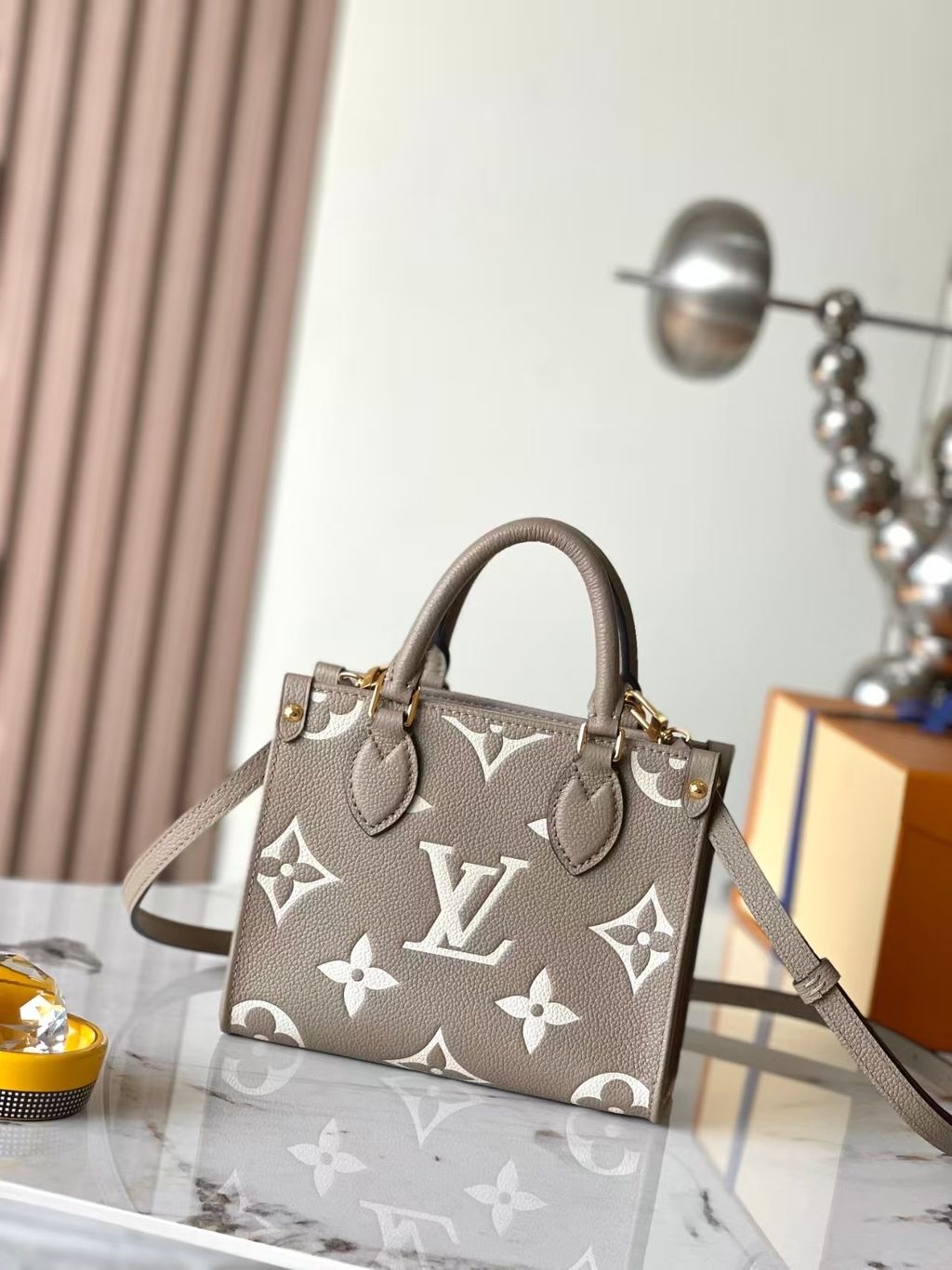 LV ONTHEGO BB 手袋 大象灰 M470549