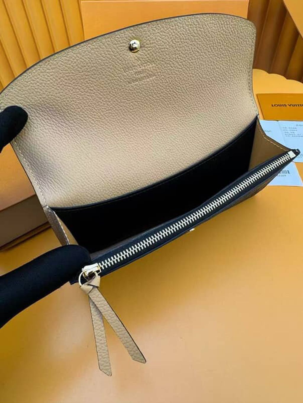 LV EMILIE 牛皮革黑壓紋 長夾4