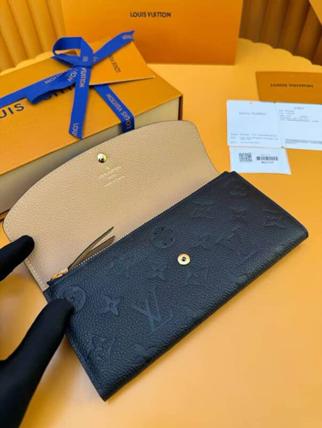 LV EMILIE 牛皮革黑壓紋 長夾2