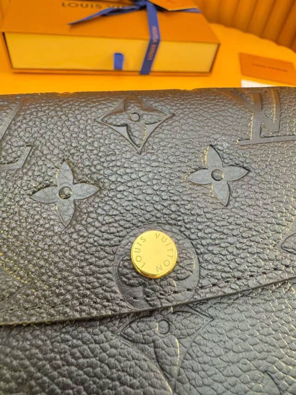 LV EMILIE 牛皮革黑壓紋 長夾8