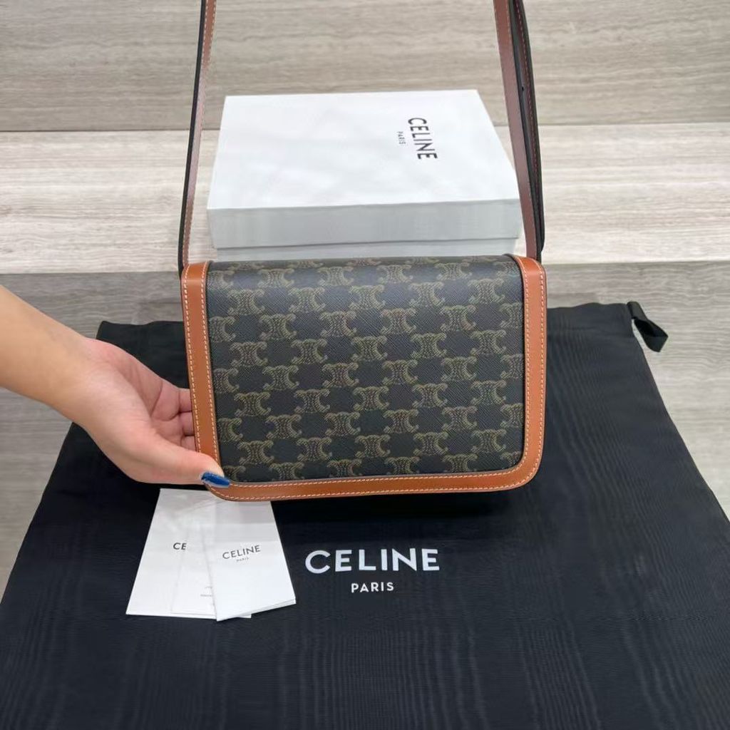 CELINE TRIOMPHE 標誌印花牛皮革郵差包2