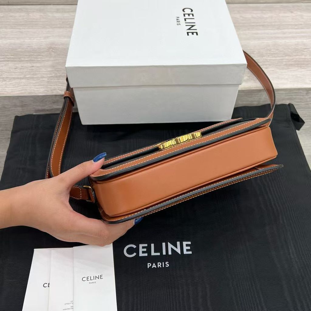 CELINE TRIOMPHE 標誌印花牛皮革郵差包4
